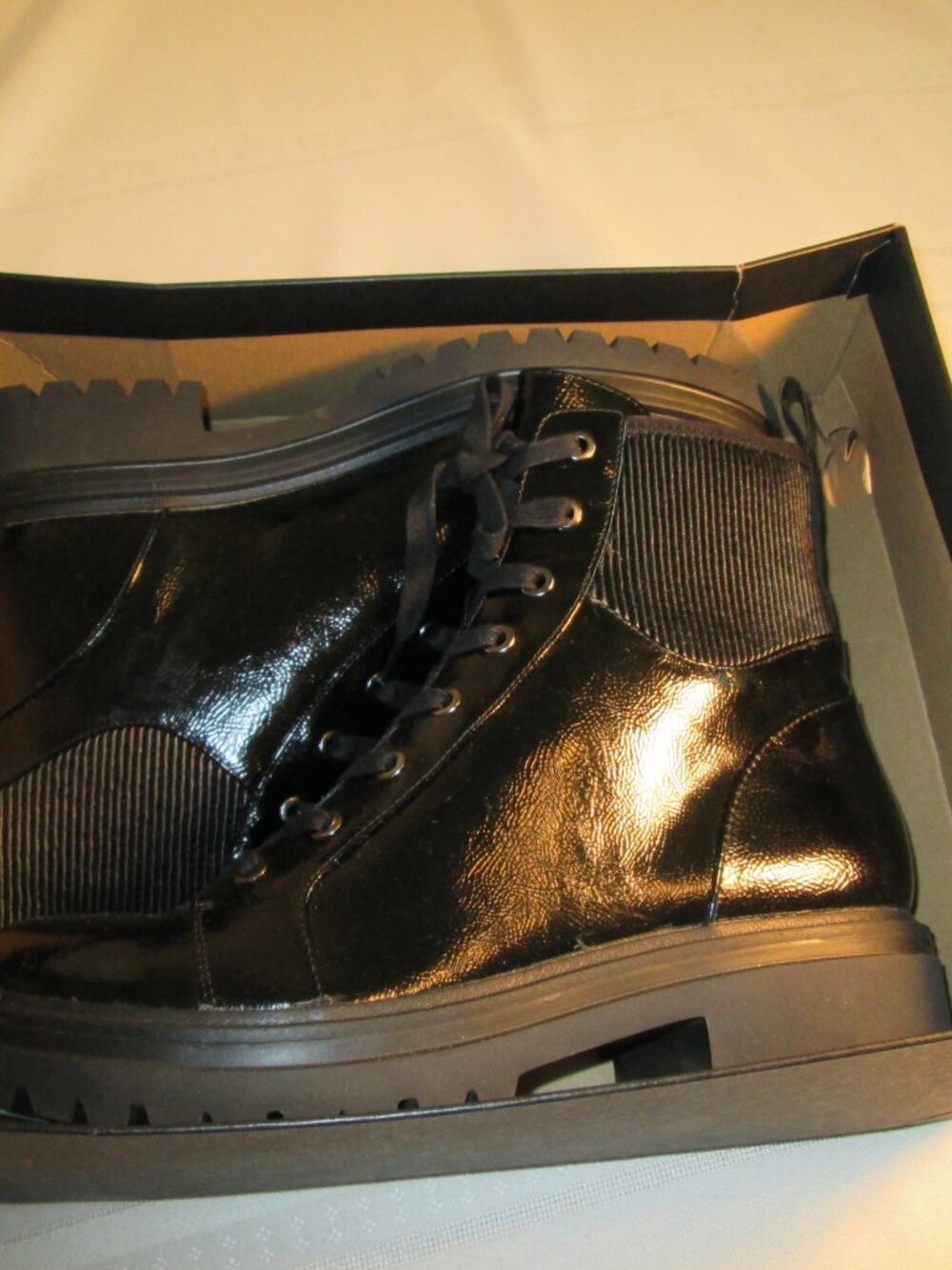 Kenneth Cole NY Rhode Light Lace Up Lug Sole Boots NIB Sz 9.5 - Picture 12 of 12